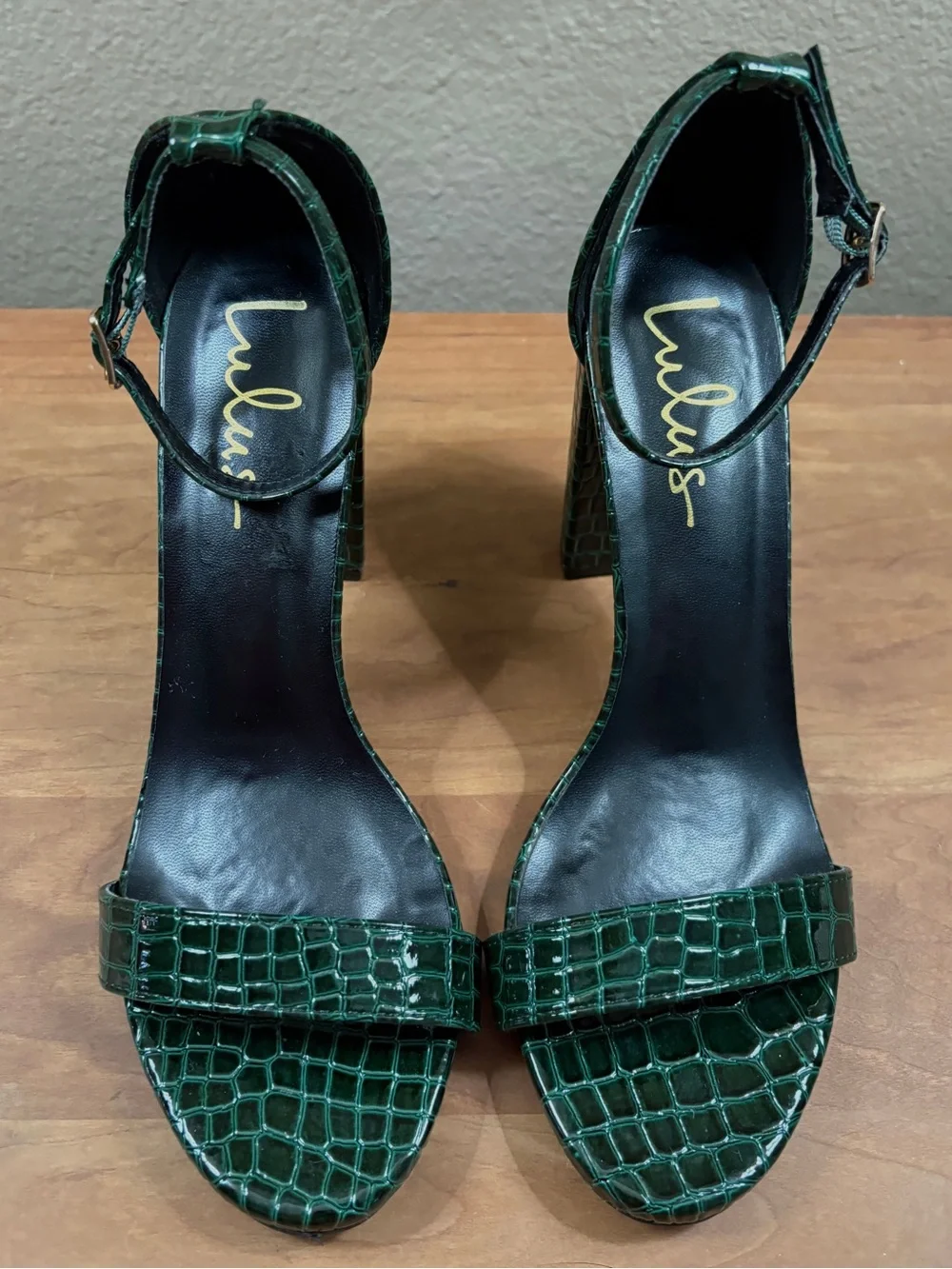 Lulus Taylor Evergreen Crocodile-Embossed Block Heel Sandals Ankle Strap size 8